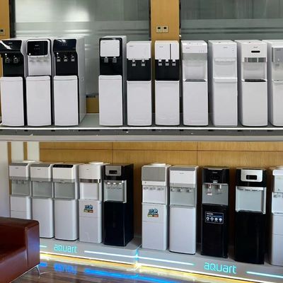 Warm-koude waterdispenser met standinstallatie en compressorkoeling